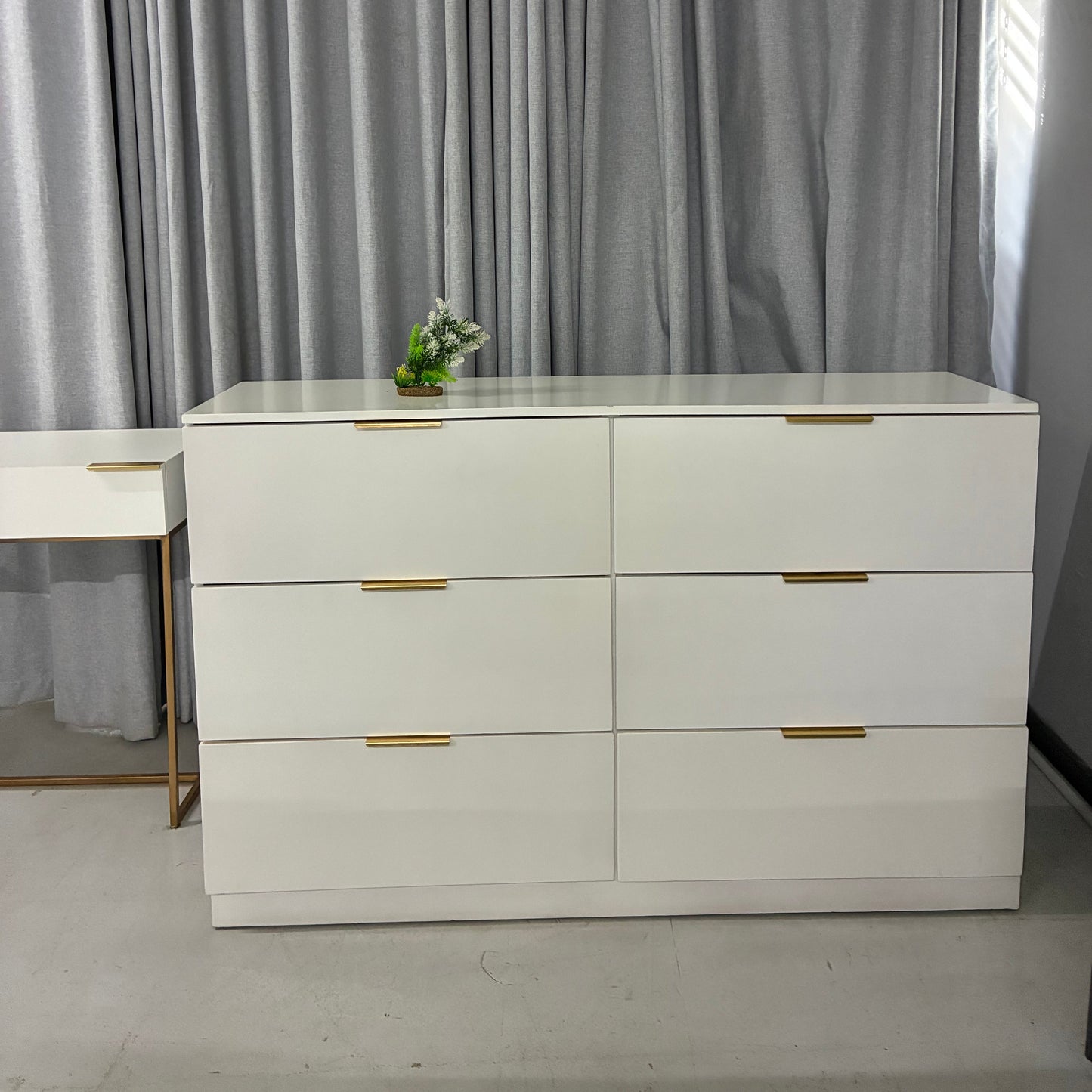 chest of drawers
